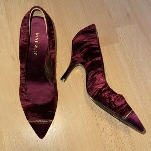 Nine West Burgundy velvet heels like new size 6 1/2